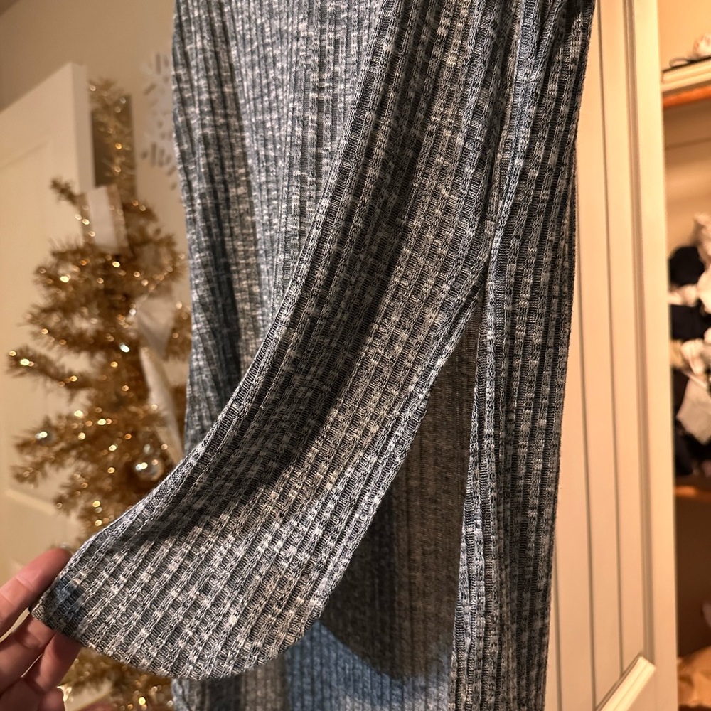 Gray Ribbed Key Hole Tank - Picture 8 of 9